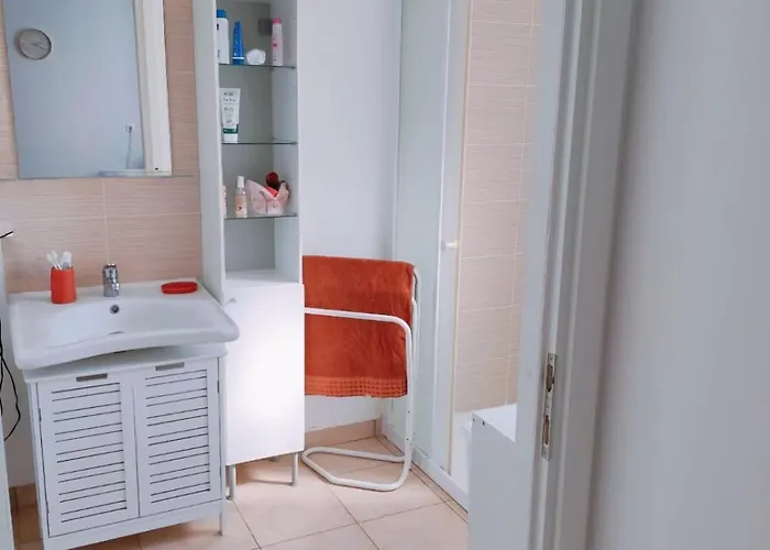 בית נופש Mini 200 M De La *